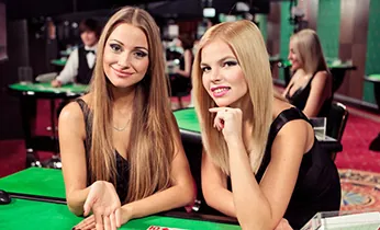 Casino trực tuyến tại Choangclub, với hình ảnh bàn Baccarat và dealer xinh đẹp.